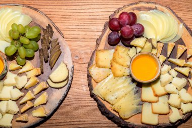 Üst tabakta peynir dilimleri ve parçalar.