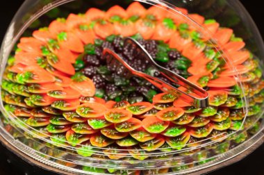 Dükkandaki çeşitli jöleli şekerlerin parlak fotoğrafını kapat.