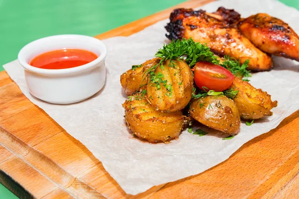 Juicy BBQ cuartos de pierna de pollo con patatas fritas. Comida para llevar — Foto de Stock