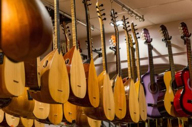 Türk müzik enstrümanları bir mağazada saz ve baglama çalıyor