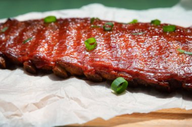 Domuz pirzolası, barbekü sosu, fıstık ve jalapeno ile ızgara yap.