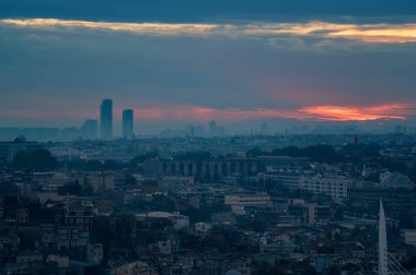 İstanbul 'un mavi ve kırmızı sonbahar gökyüzü altında akşam panoramik manzarası