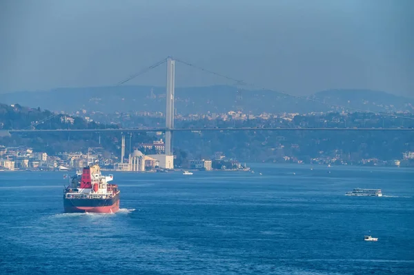 Indah panorama pandangan di Istanbul, Turki atas Bosporus — Stok Foto