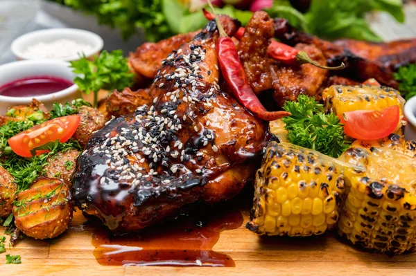 Barbacoa de pollo con verduras sobre mesa de madera — Foto de Stock