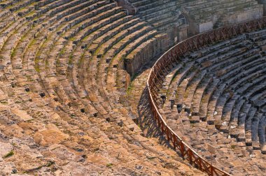 Türkiye 'nin Pamukkale kentindeki Hierapolis harabelerinde Roma amfi tiyatrosu.