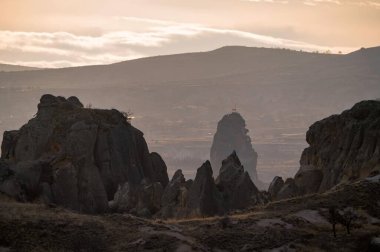 Kapadokya 'daki antik Ortahisar Şatosu' nun günbatımında güzel manzara fotoğrafı.