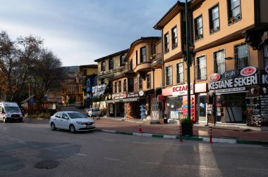 BURSA, TURKEY - 10 ARALIK 2020: Bursa şehrinin güzel dükkanlarının manzarası.