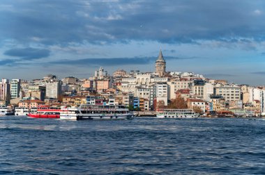 İSTANBUL, TURKEY - 9 ARALIK 2020: Koyu boyunca seyreden motorlu tekneler