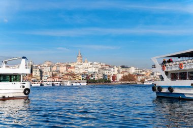 İSTANBUL, TURKEY - 9 ARALIK 2020: Koyu boyunca seyreden motorlu tekneler