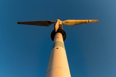 Eski terk edilmiş rüzgar türbini ve mavi gökyüzüne yakın