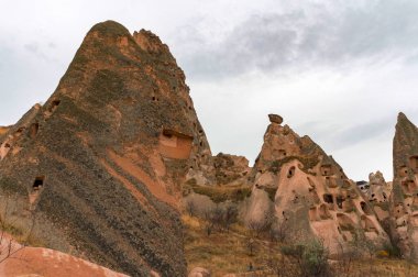 Türkiye 'nin Uchisar, Kapadokya manzarası bulutlu gökyüzü altında