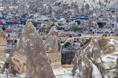 Türkiye 'nin Uchisar, Kapadokya manzarası bulutlu gökyüzü altında
