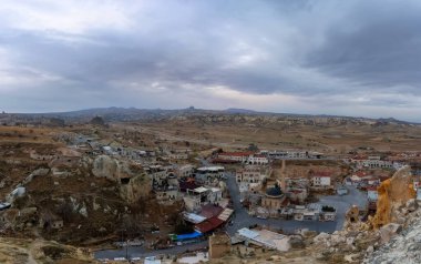 Sonbaharda Kapadokya 'daki küçük köyün manzara manzarası