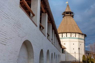 Astrakhan Kremlin 'deki Kırmızı Kapı Kulesi' ni kapatın.
