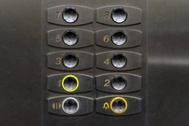 Metal düğmeli pis ve lekeli asansörü kapat.