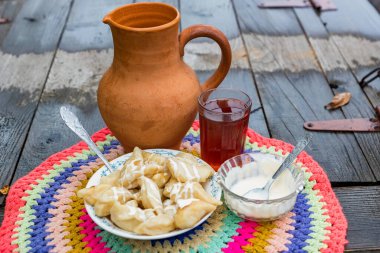 Geleneksel Kazak yemeği hamur tatlısı, ekşi krema ve Uzvar
