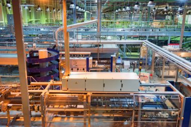 Tüplü meşrubat fabrikasının endüstriyel iç mekanı.