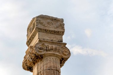 Mavi gökyüzüne karşı İyonik düzen sütun papazını kapat