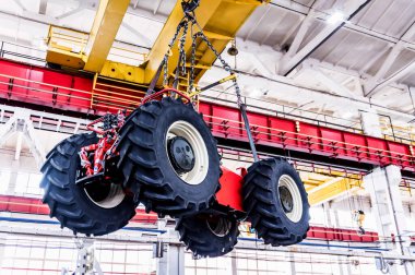 Endüstriyel fabrikadaki toplantı odasında büyük traktör tekerlekleri kurulumu