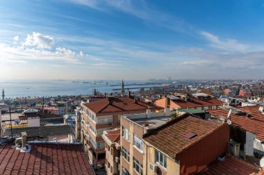 İstanbul Boğazı 'na tepeden bakan kırmızı kiremitli çatılar