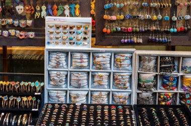 İstanbul 'un merkez pazarında dekorasyonlu bir vitrinin yakın çekimi