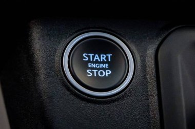 ROSTOV-ON-DON, RUSSIA - 7 ARALIK 2020: Land Rover Defender Motor başlatma düğmesi