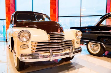 KAMENSK-SHAKHTINSKY, RUSSIA - 25 Ekim 2020: siyah beyaz GAZ-M-20 model Pobeda