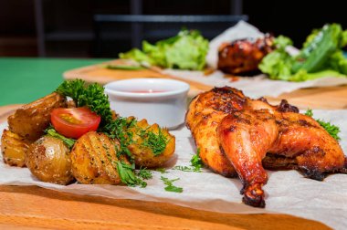 Sulu barbekü soslu tavuk budu ve kızarmış patates. Paket yemek.