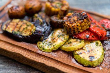 Kırsal alanda çeşitli lezzetli ızgara sebzeler ve mantarlar.