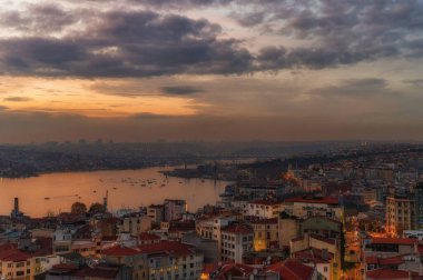 İstanbul, Türkiye - 9 Aralık 2020: İstanbul 'a tepeden bakan kırmızı çatılar
