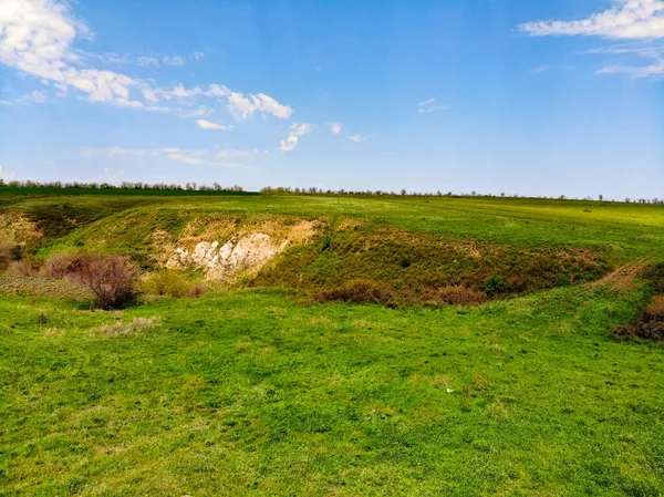 Vue sur drone Landskape ravin vert au printemps journée ensoleillée à la steppe — Photo