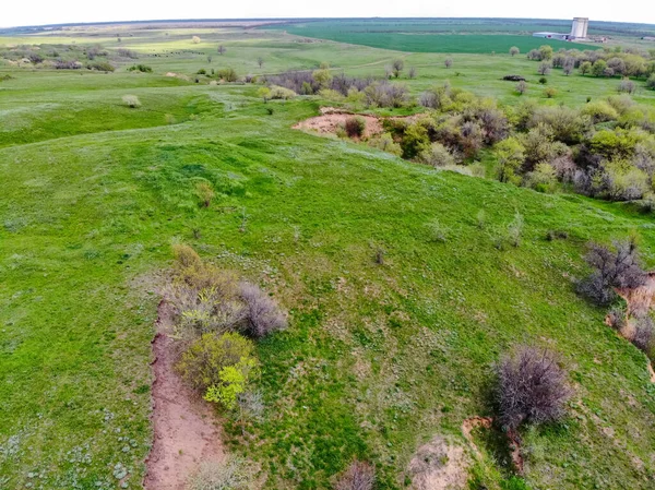 Vue sur drone Landskape ravin vert au printemps journée ensoleillée à la steppe — Photo