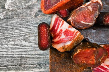 Ahşap arka planda kurutulmuş eti kapatın.