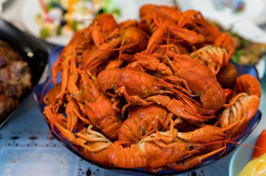 Masada pişmiş kerevit tabağını kapat.