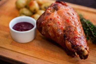 Kavrulmuş hindi filetosunu baharat, sebze ve reçel ile ahşap tahtada kapat.