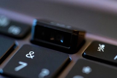 Klavyeye gizlenmiş laptop webcam 'in yakın plan görüntüsü