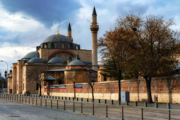 KONYA, TURQUIA - 12 DE DEZEMBRO DE 2020: Museu Konya Mevlana exterior — Fotografia de Stock