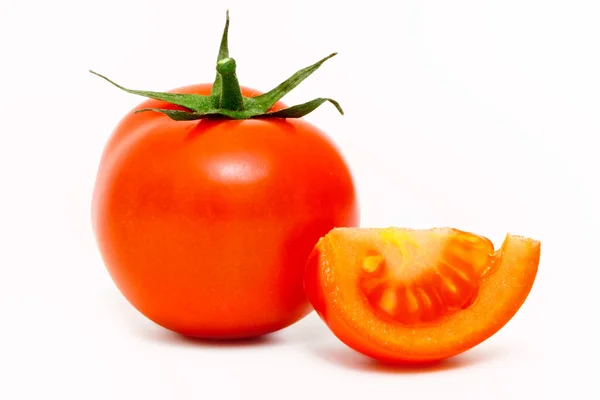 Einzelne Tomate isoliert auf weißem Hintergrund — Stockfoto