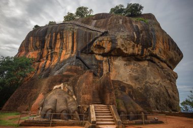 Merdiven Sigiriya aslan pençe arasında