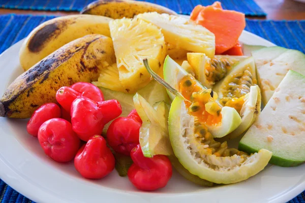 Teller mit exotischen Krapfen — Stockfoto