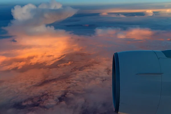 Salida del sol paisaje visto desde el avión —  Fotos de Stock