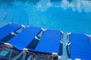 Yüzme Havuzu güverte sandalyeleri yakınındaki