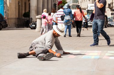 22. 07. 2015, Londra, İngiltere - kentsel peyzaj ve insanlar, Trafalgar kare görüntülemek