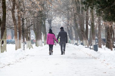 Kentsel peyzaj karda yürüme Çift