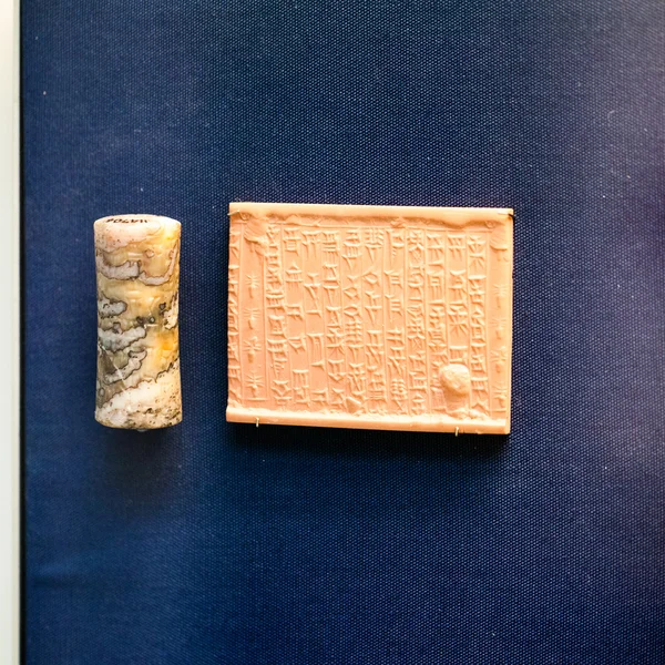 29. 07. 2015, LONDRES, RU, MUSÉE BRITANNIQUE - Joint de cylindre (1330-1310 av. J.-C.) et tablette d'argile (1200-800 av. J.-C.), Babylone, sud de l'Irak — Photo