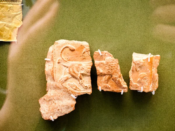 博物馆-粘土斑块和小雕像从古巴比伦时期，公元前 2000 年-1600 — 图库照片