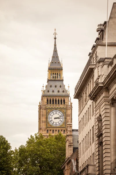 22. 07. 2015, London, Storbritannien - Westminster Palace och Big Ben tower, vackra arkitektoniska detaljer — Stockfoto