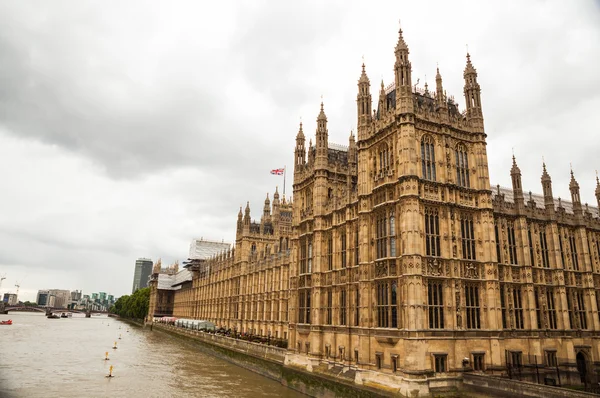 22. 07. 2015, LONDRES, Reino Unido - Westminster Palace e Big Ben Tower, belos detalhes arquitetônicos — Fotografia de Stock