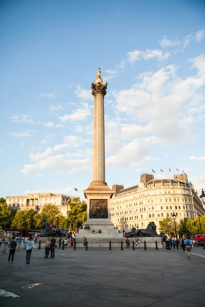 22. 07. 2015, London, Verenigd Koninkrijk - stedelijk landschap en mensen, uitzicht vanaf Trafalgar square — Stockfoto