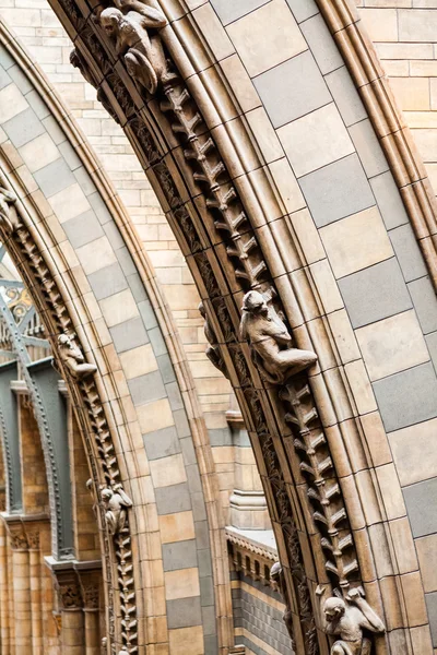 23. 07. 2015 LONDRES, Reino Unido, Museo de Historia Natural - edificio y detalles — Foto de Stock